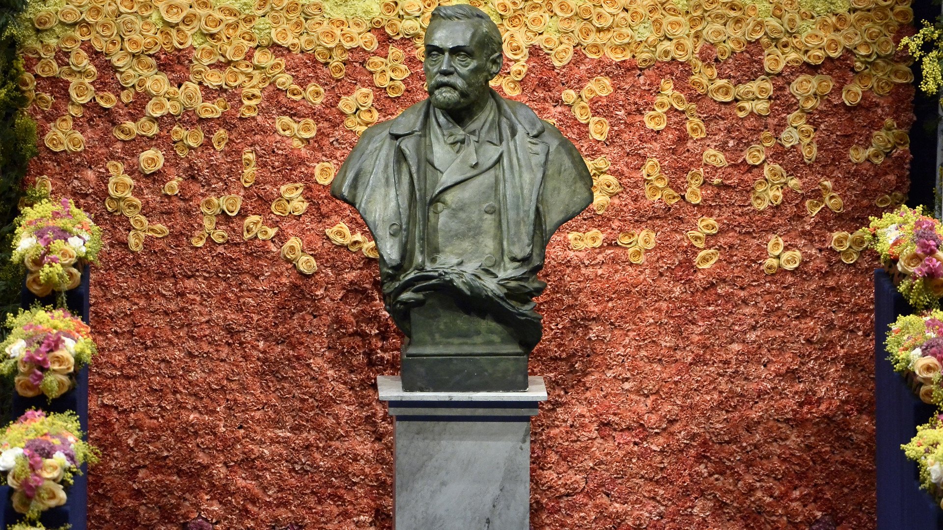 تمثال للأب الروحي لجائزة نوبل، الصناعي السويدي مخترع الديناميت، ألفريد نوبل، والذي صادق على منح الجائزة السنوية في وصيته التي وثّقها في النادي السويدي/النرويجي في 27 نوفمبر/تشرين الثاني 1895.