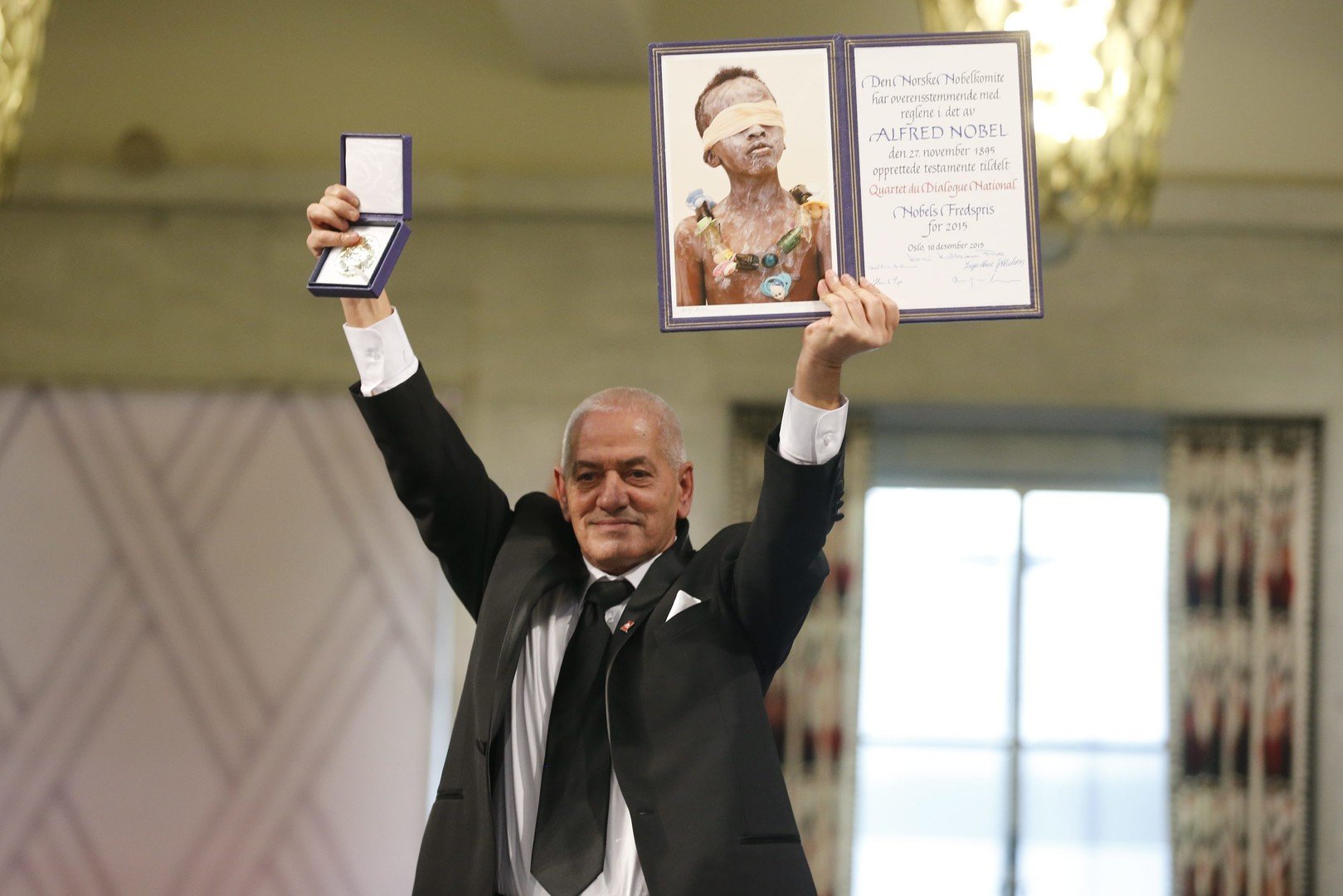 حسين العباسي، الأمين العام للاتحاد العام التونسي للشغل منذ 29 ديسمبر/كانون الأول 2012، وهو أول أمين عام للمنظمة بعد الثورة، يحمل في يده ميدالية الفوز بالجائزة في العاصمة النرويجية أوسلو، 10 ديسمبر/كانون الأول 2015 