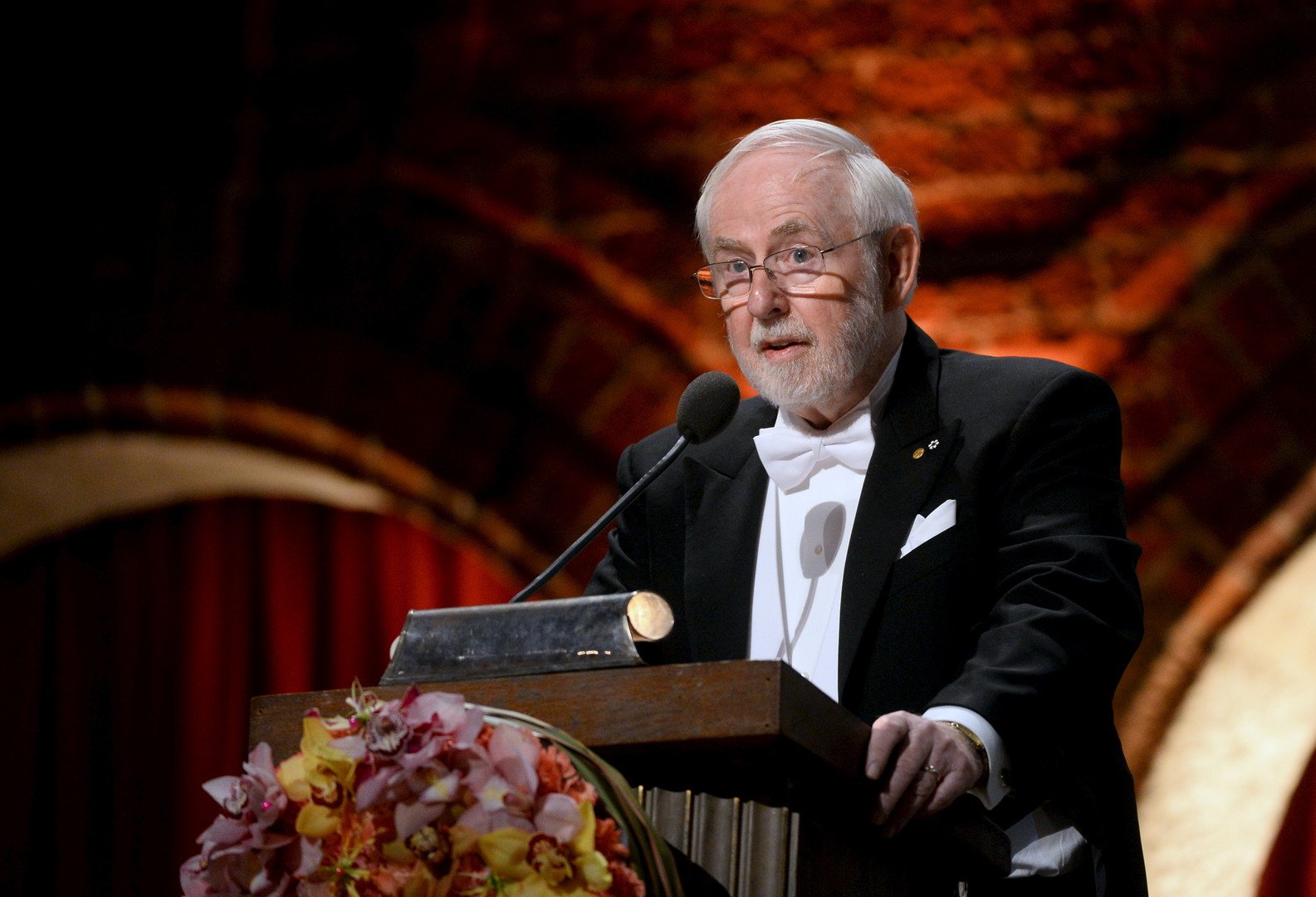 البروفسور الكندي آرثر بي مكدونالد يلقي خطابا بعد تسلمه جائزة نوبل للفيزياء لعام 2015  في قاعة ستوكهولم للاحتفالات، السويد، 10 ديسمبر/كانون الأول 2015