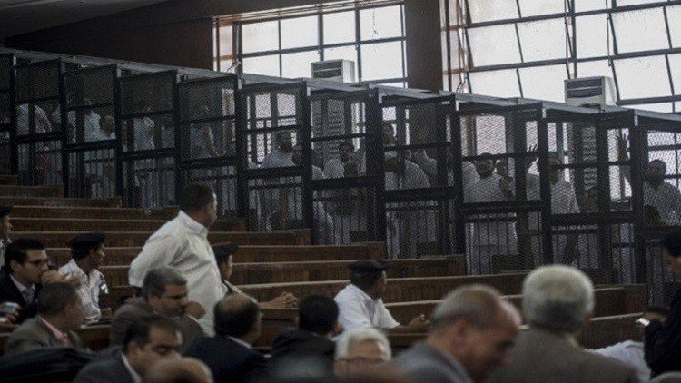 مصر.. ضيق قفص الاتهام يحول دون محاكمة 739 إخوانيا