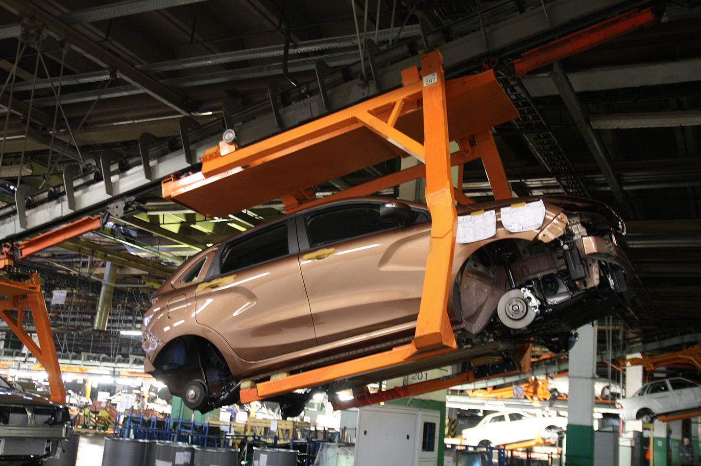 خط تجميع  السيارات في شركة "اوتوفاز" في مدينة تولياتي الروسية