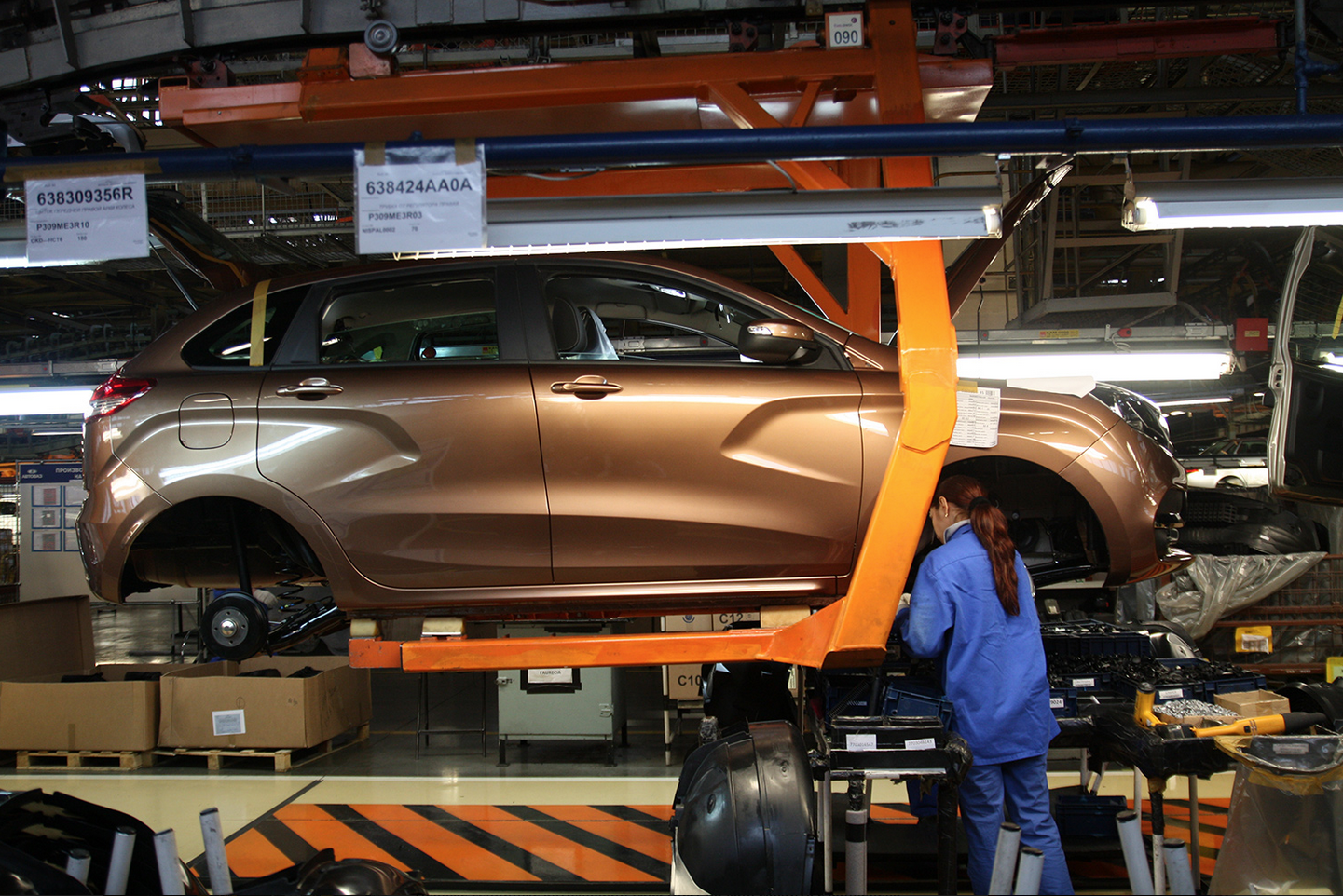 خط تجميع  السيارات في شركة "اوتوفاز" في مدينة تولياتي الروسية