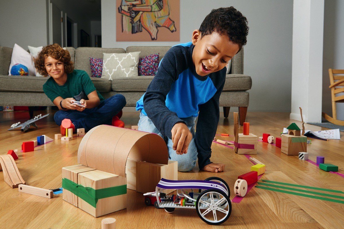 LittleBits Gizmos& Gadgets Kit
عبارة عن طريقة جديدة ظهرت أيضا مؤخرا لمساعدة الصغار تعلم المهارات التقنية على أحدث الأجهزة الإلكترونية، وهذه الطريقة تقدم للصغار حزمة من الدوائر المُرمزة، ولوحات تحكم وأسلاكاً تساعدهم على تعلم كيفية ممارسة ألعاب الفيديو واستخدام الهواتف الذكية بطريقة ميسرة وفعّالة.