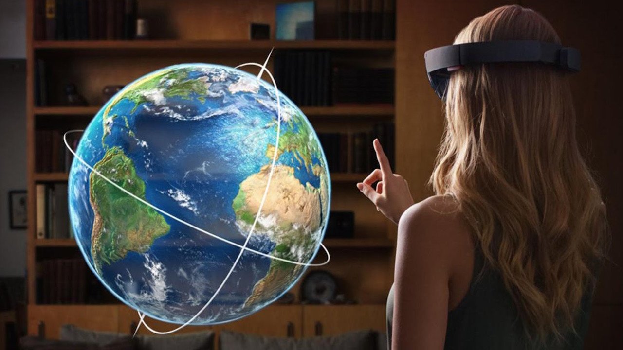 ‎ نظارات HoloLens، التي تعتقد مايكروسوفت إنها من خلالها يمكنها تغيير نوع الأنشطة اليومية من خلال قوة "الواقع الافتراضي".
فارتداء الـ HoloLens يُمكّن المستخدمين من التفاعل مع نظام ويندوز بشكل افتراضي، عبر تقنية الصور المُجسّمة الثلاثية الأبعاد (الهولوغرام) دون تواصل فيزيائي مع الحاسوب.
