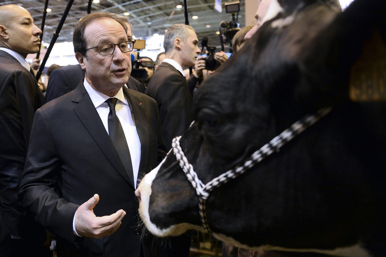 إلى من يوجه كلامه الرئيس الفرنسي فرانسوا هولاند؟