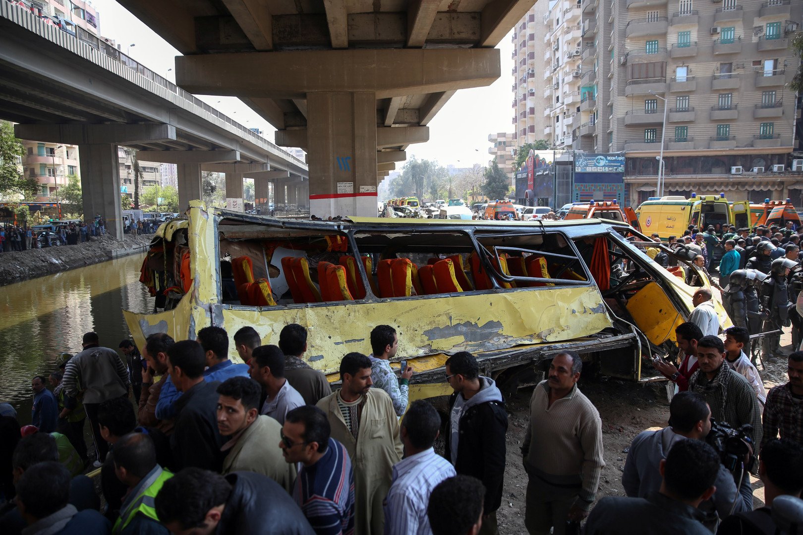 مصريون يحتشدون حول حافلة وقعت من فوق جسر جنوبي القاهرة