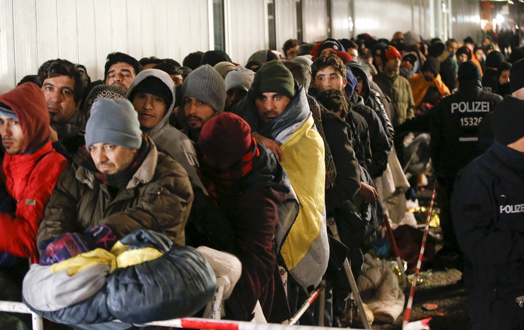 أزمة المهاجرين: بدأت أزمة المهاجرين إلى أوروبا بالتفاقم مع ارتفاع عدد الهاربين من مناطق النزاعات عبر البحر المتوسط وجنوب شرق أوروبا. ومنذ أغسطس/ آب، عبر مئات الآلاف من السوريين هربا من الحرب في بلادهم، وتم استقبالهم أساسا في ألمانيا ليصل عدد اللاجئين إلى ألمانيا وحدها إلى مليون شخص.