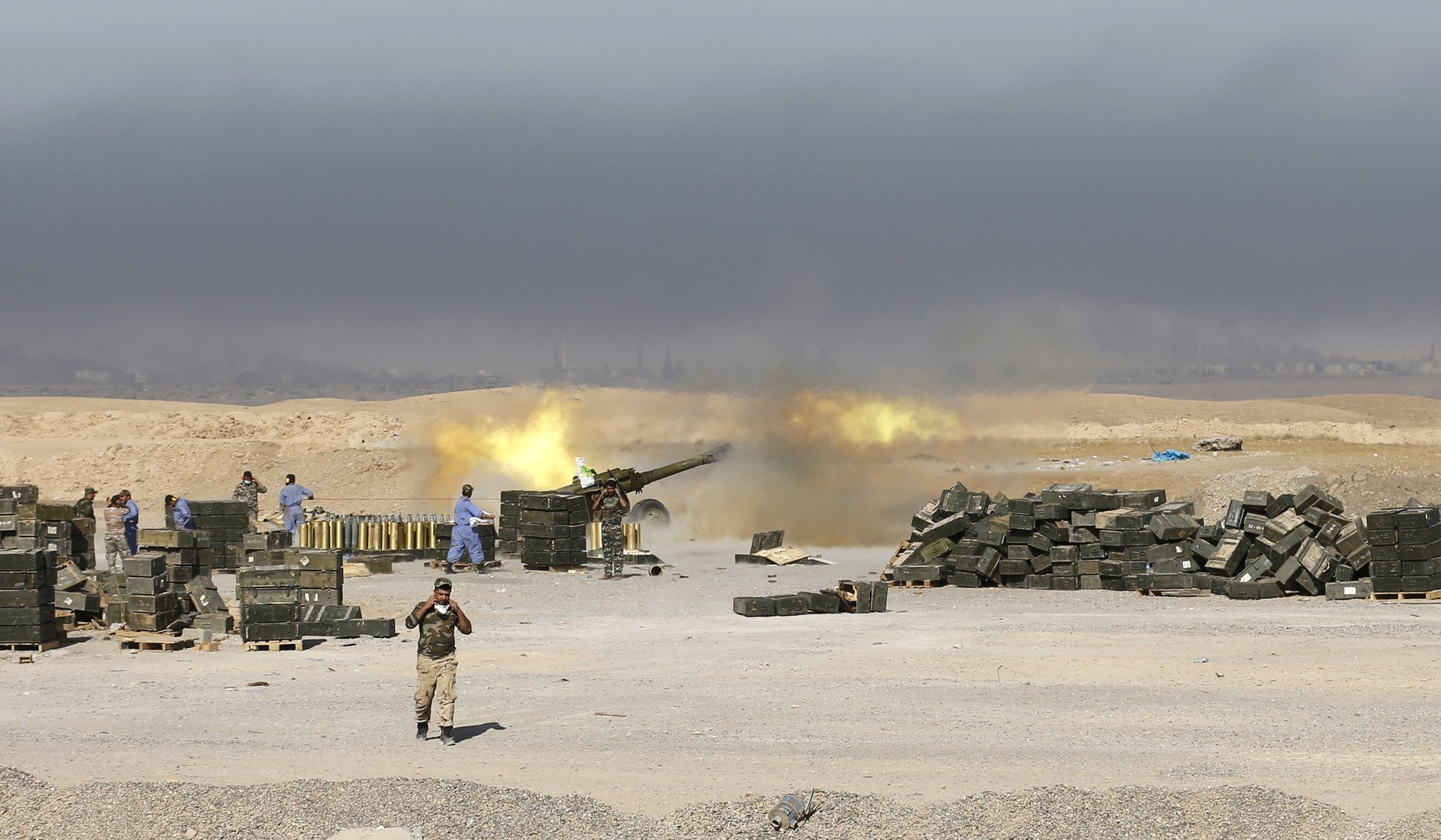 تقدم كبير للقوات العراقية في حربها ضد "داعش": على الرغم من استمرار "داعش" بالسيطرة على مناطق واسعة من العراق، منذ يونيو/حزيران 2014، إلا أن العام 2015 شهد تقدما واضحا للقوات العراقية الحكومية بدعم من الحشد الشعبي وكذلك البيشمركة الكردية، وكان أبرز الانجازات تحرير مدن تكريت وبيجي وسنجار.