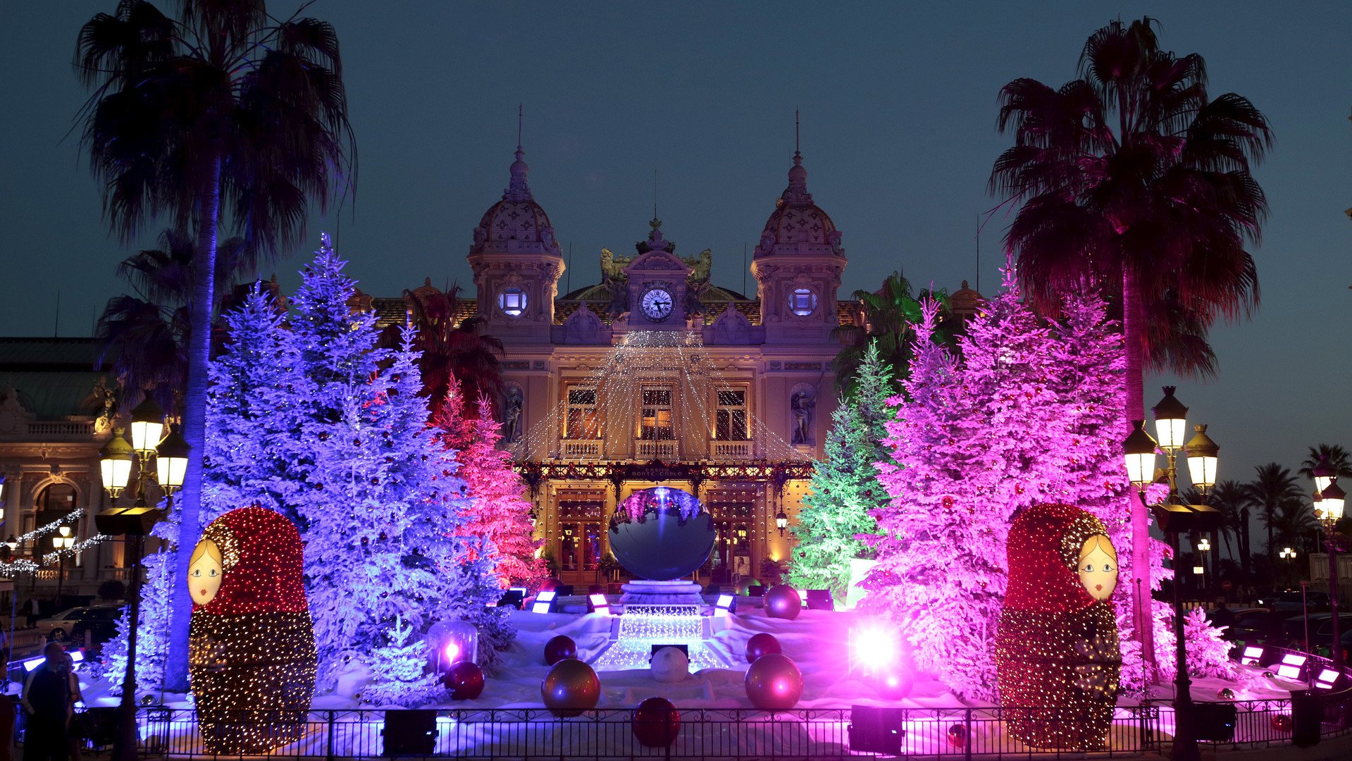 أشجار عيد الميلاد أمام كازينو مونت كارلو في موناكو يوم 10 ديسمبر/كانون الأول 2015