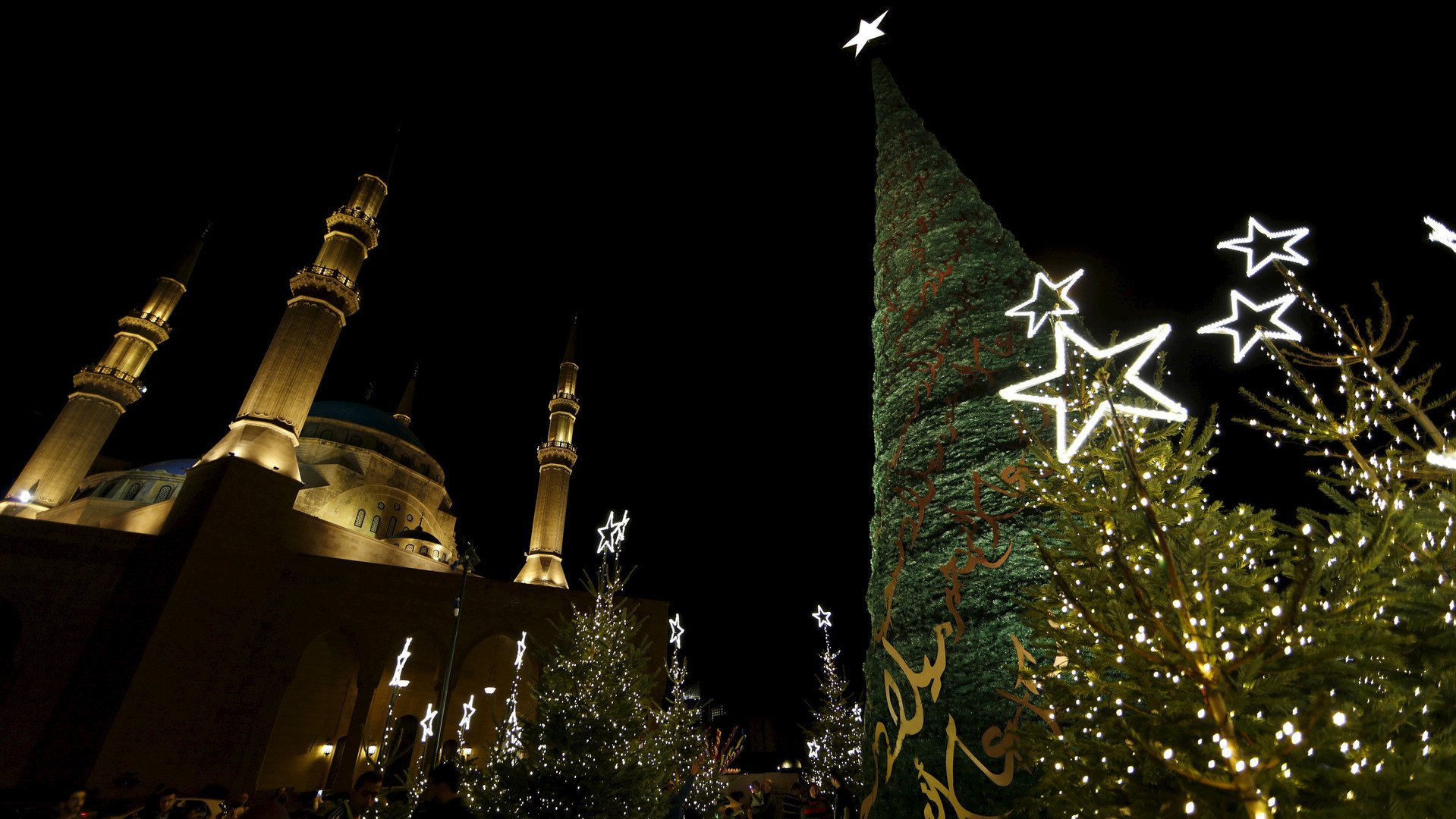 شجرة عيد الميلاد من تصميم اللبناني إيليا ساب تزين الساحة أمام مسجد الأمين في بيروت يوم  12 ديسمبر/كانون الأول 2015
 