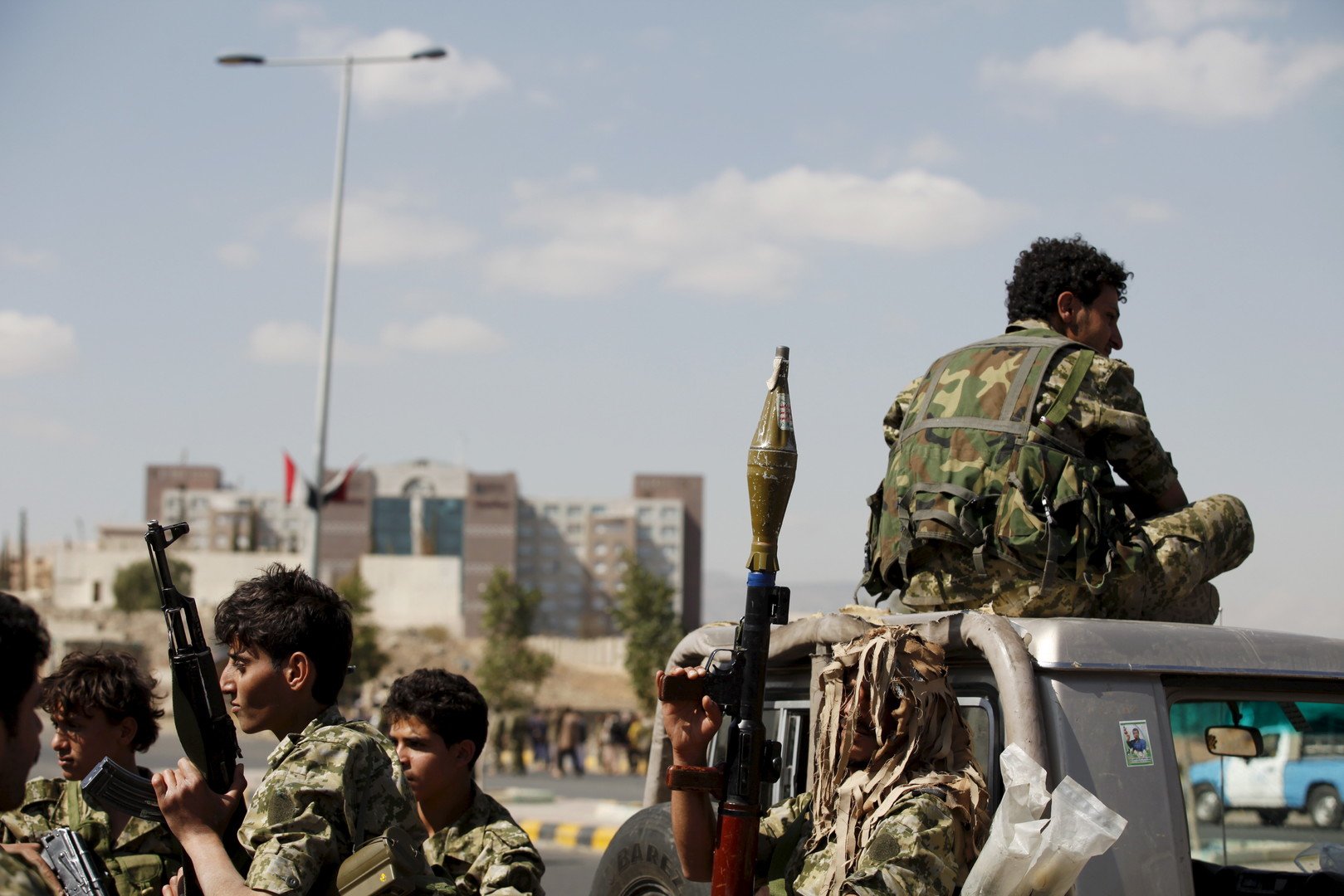 التحالف يستهدف قاعدة الديلمي في صنعاء.. ومعارك عنيفة في شبوة