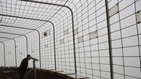 أحد الزوار يحاول رؤية معالم بكين بواسطة منظار مركب على منصة المشاهدة العائدة لبرج الإذاعة والتلفزيون