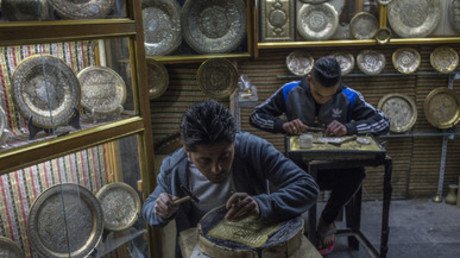 محترفون في أحد المعامل الدمشقية