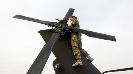 الخبيرة الفنية في الجيش الأمريكي نيكول ديرك تفحص مروحية قبل إقلاعها في ولاية لوغار الأفغانية يوم 21 نوفمبر من العام 2011.