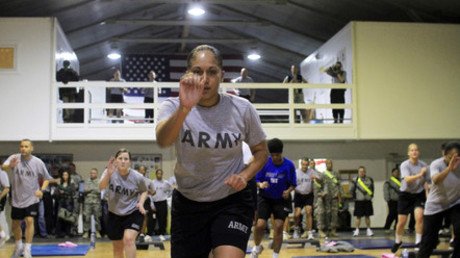 مجندات أمريكيات من بعثة حفظ السلام الأطلسية تشاركن في تدريبات بقاعدة بوندستيل في بريشتينا عاصمة إقليم كوسوفو يوم 17 يناير من العام 2011. 