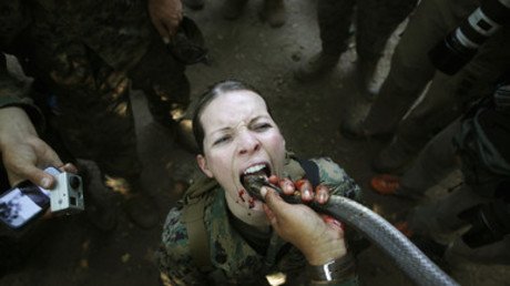 جندية من مشاة البحرية تشرب دم أفعى خلال اختبار البقاء على قيد الحياة في الأدغال في قاعدة عسكرية بتايلاند يوم 20 فبراير عام 2013