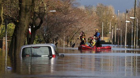 عمال الإنقاذ يواصلون إجلاء السكان المحليين على متن الزوارق والقوارب الصغيرة، مدينة كارليل، بريطانيا، 6 ديسمبر/كانون الأول