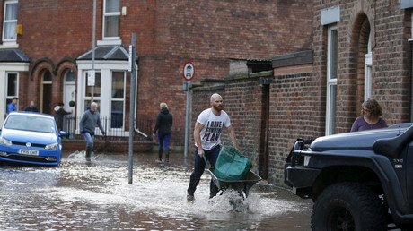 السكان المحليون يسارعون إلى نقل أغراضهم في مدينة كارليل الانجليزية هربا من مياه الفيضانات الناجمة عن العاصفة ديزموند، 6 ديسمبر/كانون الأول