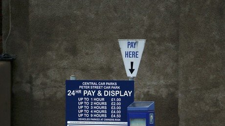 مياه الفيضانات غمرت ماكينة لدفع النقود مقابل توقف السيارات في مدينة كارليل الانجليزية، شمال غرب انجلترا، 7 ديسمبر/كانون الأول