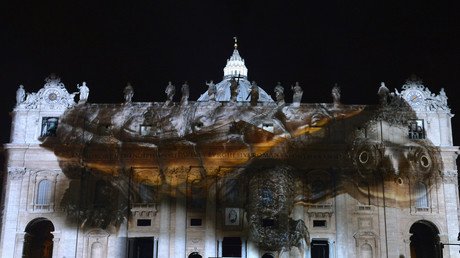 صورة أسقطت على كاتدرائية القديس بطرس