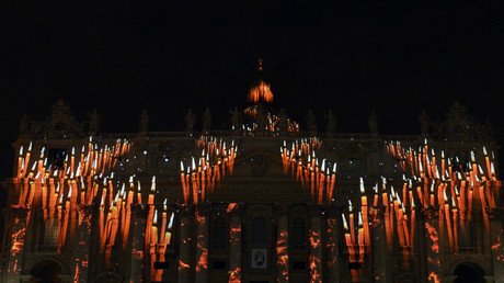 صورة أسقطت على واجهة قبة كاتدرائية القديس بطرس