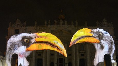 صورة أسقطت على واجهة قبة كاتدرائية القديس بطرس