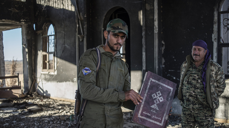 كتب مقدسة حاول مقاتلو تنظيم "داعش" إحراقها في محافظة الحسكة