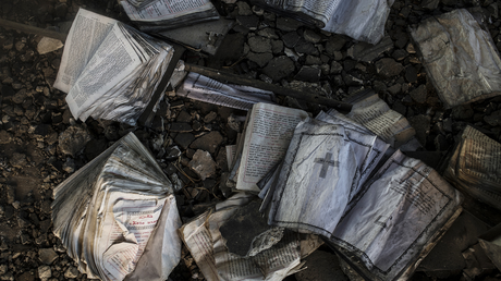 كتب مقدسة في كنيسة القديس جاورجيوس أحرقها مقاتلو تنظيم "داعش"  