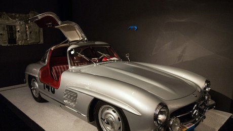  سيارة مرسيدس بنز ألمانية موديل 1955 داخل دار سوذبي للمزادات، نيويورك، 4 ديسمبر/كانون الأول 2015 