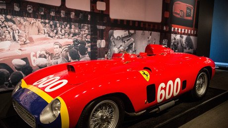  سيارة فيراري إيطالية موديل 1956 داخل دار سوذبي للمزادات، بمدينة نيويورك، 4 ديسمبر/كانون الأول 2015 