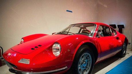  سيارة فيراري إيطالية موديل 1969 داخل دار سوذبي للمزادات، بمدينة نيويورك، 4 ديسمبر/كانون الأول 2015 