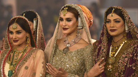 عارضات يقدمن إبداعات مصمم الأزياء فهد حسين في آخر يوم من أسبوع الموضة الباكستاني، لاهور، 13 ديسمبر/كانون الأول 2015 