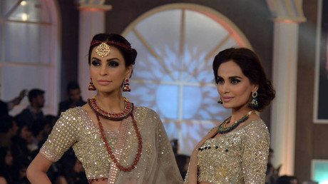  عارضات يقدمن إبداعات مصممة الأزياء عائشة عمران في أول يوم من أسبوع الموضة الباكستاني، لاهور،11 ديسمبر/كانون الأول 2015 