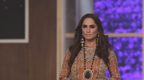  عارضة تقدم إبداع مصممة الأزياء شاذيا كياني في أول يوم من أسبوع الموضة الباكستاني، لاهور،11 ديسمبر/كانون الأول 2015 