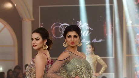  عارضات يقدمن إبداعات مصممة الأزياء هينا بوت في ثاني يوم من أسبوع الموضة الباكستاني، لاهور،12 ديسمبر/كانون الأول 2015 