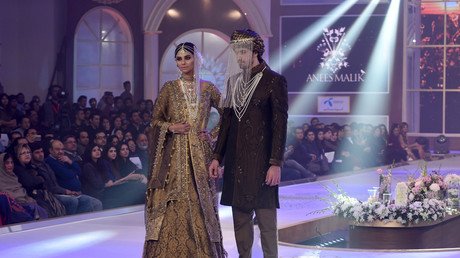  عارض وعارضة أزياء يقدمان إبداعات مصمم الأزياء أنيس مالك في ثاني يوم من أسبوع الموضة الباكستاني، لاهور، 12 ديسمبر/كانون الأول 2015 