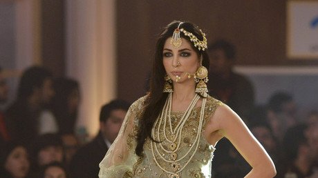  عارضة تقدم إبداع مصممة الأزياء سحر عاطف في آخر يوم من أسبوع الموضة الباكستاني، لاهور،13 ديسمبر/كانون الأول 2015 