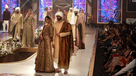  عارض وعارضة أزياء يقدمان إبداعات مصمم الأزياء فهد حسين في آخر يوم من أسبوع الموضة الباكستاني، لاهور، 13 ديسمبر/كانون الأول 2015 