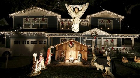 أضواء أعياد الميلاد خارج أحد المنازل في ولاية كاليفورنيا، 15 ديسمبر/كانون الأول 2015 