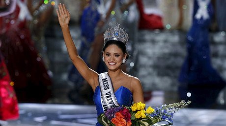  بعد دقائق من إعلان اسم الفائزة، على أن تكون ممثلة كولومبيا، بلقب ملكة جمال الكون 2015 ، فوجئ الجمهور بمقدم الحفل يعتذر عن الخطأ، معلنا فوز ملكة جمال الفلبين بدلا منها، ومتسببا في حالة هرج ومرج. في الصورة ملكة جمال الفلبين "بيا ألونزو"، لاس فيجاس، 20 ديسمبر/كانون الأول 2015