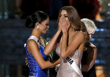 رد فعل ملكة جمال كولومبيا "أريادنا جوتيريز" بعد الإعلان خطأ عن اسمها كفائزة في المسابقة، وبجانبها ملكة جمال الفلبين تهدئ من روعها، لاس فيجاس، نيفادا، 20 ديسمبر/كانون الأول 2015 