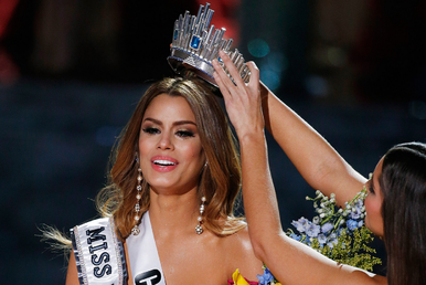  ملكة جمال كولومبيا "أريادنا جوتيريز" ترتدي التاج بعد الإعلان خطأ عن اسمها كفائزة بالمسابقة، لاس فيجاس، نيفادا، 20 ديسمبر/كانون الأول 2015 