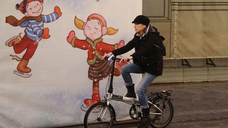 امرأة تركب دراجة هوائية في أحد شوارع موسكو