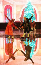 فنانون للمسرح الجليدي يقدمون عرضا جليديا في ساحة الثورة بموسكو