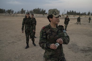 طالبات أكاديمية النساء العسكرية يتدربن على رمي قنابل يدوية