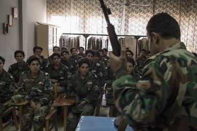 طالبات أكاديمية النساء العسكرية يحضرن دروسا عسكرية