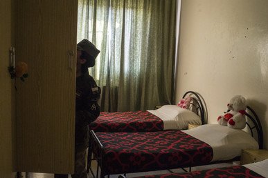 طالبات أكاديمية النساء العسكرية في ثكنة عسكرية