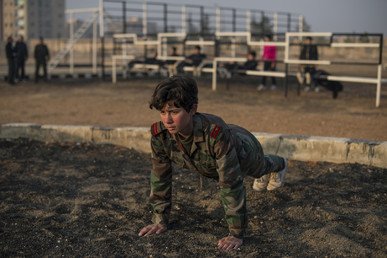 طالبات أكاديمية النساء العسكرية يحضرن دروس التدريب الرياضي