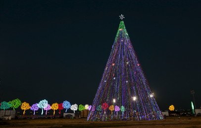 صورة لأضواء عيد الميلاد في ميدان خوان بابلو في ماناغوا عاصمة نيكاراغوا يوم 14 ديسمبر/كانون الأول 2015 