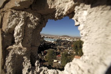 منظر لمصنع المشروبات كوكا كولا مدمر بعد استهدافه بغارات التحالف الجوية في صنعاء